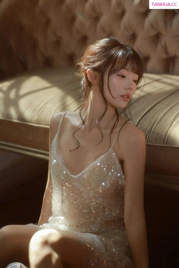 佘贝拉  [XiuRen]高清写真图 2025.09.24 No.10799 佘贝拉Bella 连衣短裙第14张图片